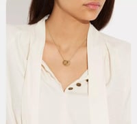 عقد نسائي من كوتش باللون الذهبي