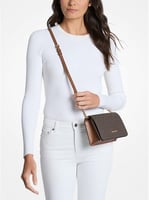 حقيبة سجنتشر باللون البني من مايكل كورس