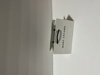 اي دي هولدر باللون الاسود من مارك جاكوبس