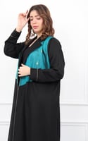 عباية كريب اسود مع قماش تفتة اخضر
