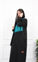 عباية كريب اسود مع قماش تفتة اخضر