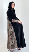 عباية بإطلالة شرقية