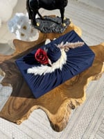 تغليف اهداء بلون كحلي مع عبارة حسب الطلب