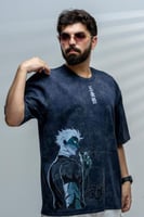 تيشرت كحلي بتصميم شخصية غوجو ساتورو