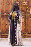 بشت يوم التأسيس أبيض مع أسود متزين بهوية يوم التأس...