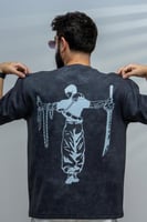 تيشرت رمادي بتصميم شخصية توجي