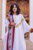 بشت أبيض بناتي متزين بقماش السدو الأحمر