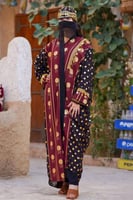 بشت أسود مع ياقة عنابي متزين بهوية يوم التأسيس