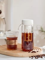 كوب قهوة كولد برو ومشروبات القهوة الباردة