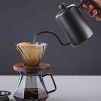 سيرفر تقطير قهوة بقاعدة مضلعة وتصميم أنيق باللون ا...