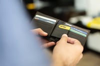 قطعة بمهام متعددة من اوف تيك بشكل البطاقة