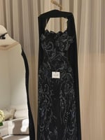 فستان سهرة أسود توب مطرز مع شال