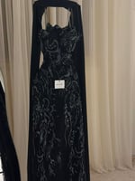 فستان سهرة أسود توب مطرز مع شال