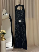 فستان سهرة أسود توب مطرز مع شال