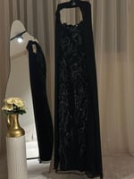 فستان سهرة أسود توب مطرز مع شال