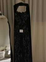 فستان سهرة أسود توب مطرز مع شال