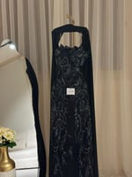 فستان سهرة أسود توب مطرز مع شال