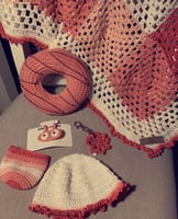 طقم كروشيه للبيبي مكون من ( مفرش - خدادية - بيت رض...