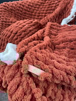 بطانية بفتحة رقبة وأكمام 130*150 بخيوط بوفي