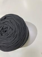 خيط تيشيرت رمادي غامق جداً