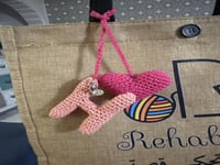 ميدالية كروشيه بحرف وحب