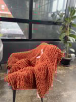 بطانية بفتحة رقبة وأكمام 130*150 بخيوط بوفي