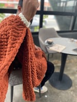 بطانية بفتحة رقبة وأكمام 130*150 بخيوط بوفي