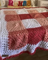 طقم كروشيه للبيبي مكون من ( مفرش - خدادية - بيت رض...