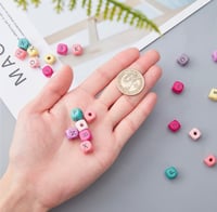 حروف خشبية ملونه