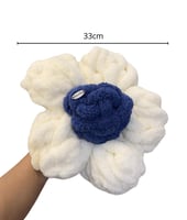 مخدة وردة البف محاكة يدوياً