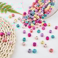 حروف خشبية ملونه