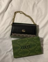 شنطة قوتشي صغيرة الشعار المطفي