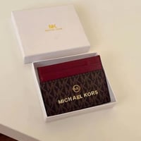 محفظة مايكل كورس عنابي