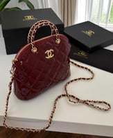 شنطة شانيل عنابي لامع صغير