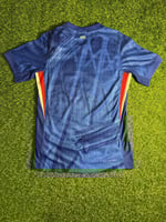 تيشيرت تشيلسي الأساسي فئة اللاعبين 2025/2026