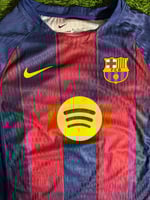 تيشيرت برشلونة الاساسي 2026 - فئة اللاعبين