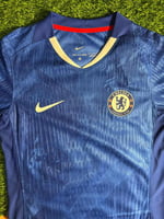 تيشيرت تشيلسي الأساسي فئة اللاعبين 2025/2026