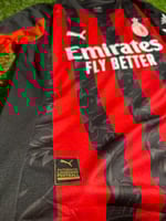 طقم إي سي ميلان الأساسي 2026/2025 - فئة الجمهور