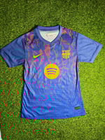 تيشيرت برشلونة فئة اللاعبين 2025 - إصدار خاص من نا...