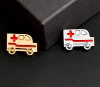 دبوس سيارة الإسعاف لون ذهبي