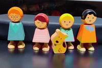 لعبة العائلة الخشبية