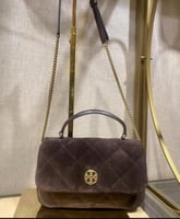 توري بورش شنطه مخمل لون بني بالطلب ٣-٤ اسبوع