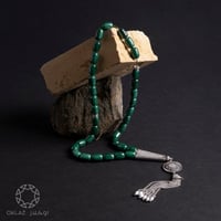 سبحة ملاكيت طبيعي لون أخضر تزينها بتلات من الفضة ا...