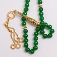 سبحة حجر العقيق الأخضر تزينها بتلات من الفضة النقي...