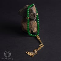 سبحة حجر العقيق الأخضر تزينها بتلات من الفضة النقي...