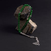 سبحة عقيق أخضر تزينها بتلات من الفضة النقية صناعة...