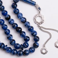 سبحة كرستال تشيكي أزرق تزينها بتلات من الفضة النقي...