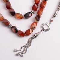 سبحة عقيق طبيعي تزينها بتلات من الفضة النقية صناعة...