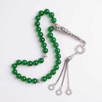 سبحة عقيق أخضر تزينها بتلات من الفضة النقية صناعة...