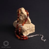 سبحة عقيق طبيعي تزينها بتلات من الفضة النقية صناعة...